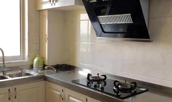 抽油煙機(jī)拔掉電源，然后后把油煙機(jī)從安裝位置卸下。