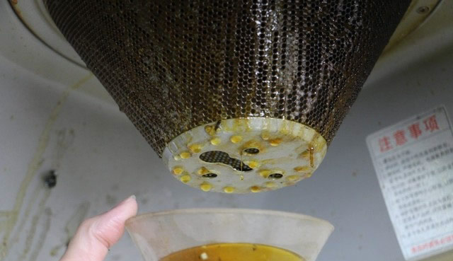 熏蒸之后，我們先將油杯卸下