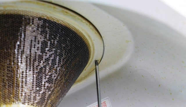 中式油煙機的濾網(wǎng)一般有三個螺絲三角固定