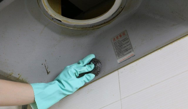 清洗之前也需要噴灑一些清洗劑，