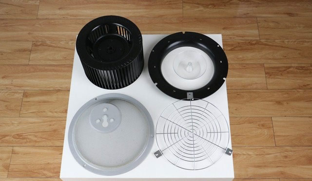 我們將清洗之后的配件擺放好，準備安裝回油煙機